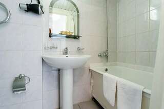 Гостиница Иркутск Иркутск Стандартный двухместный номер с 2 отдельными кроватями и общей ванной комнатой-2